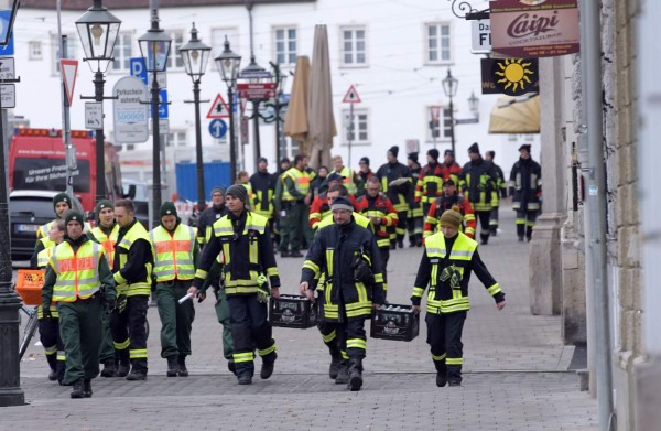 Police and paramedics are seen on December 25, 2016 on the empty streets of Augsburg, southern Germany.Around 54,000 residents are being evacuated from their homes. It is Germany's biggest evacuation for an unexploded bomb since the end of the World War Two. / AFP PHOTO / dpa / Stefan Puchner / Germany OUT