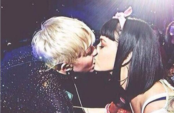 Miley Cyrus besa a Katy Perry durante concierto