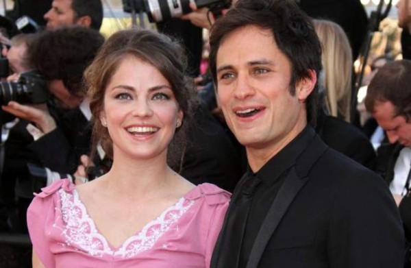 Dolores Fonzi, pareja de Gael García Bernal, fuma mariguana