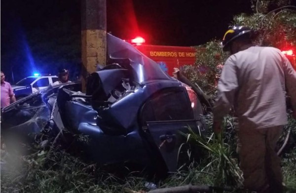 El carro quedó casi en su totalidad destruido luego de que impactara el costado izquierdo contra un poste del alumbrado público.