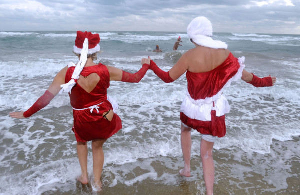 Celebran el Año Nuevo con baño en mar helado