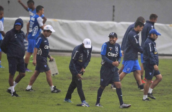 Selección de Honduras entrena bajo la lluvia