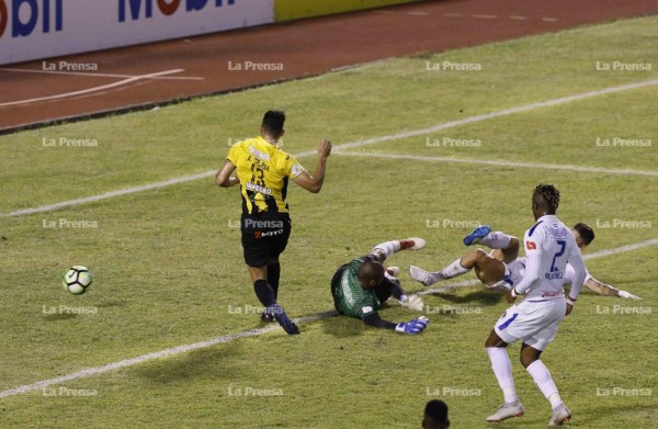 Momento en que Ángel Tejeda se encargaba de mandar la pelota al fondo de las redes.