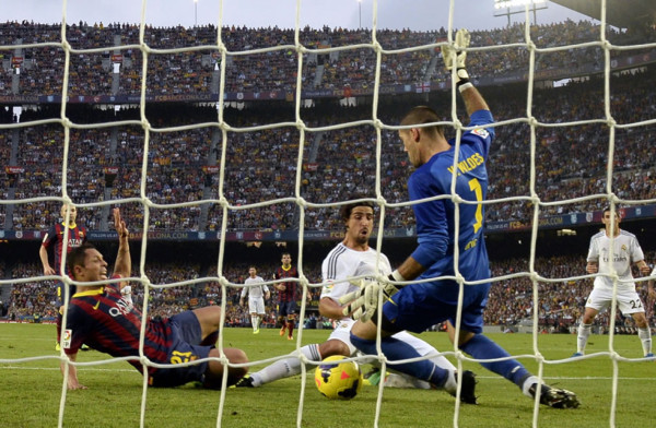 El Barça se lleva un clásico igualadísimo y abre hueco en la Liga