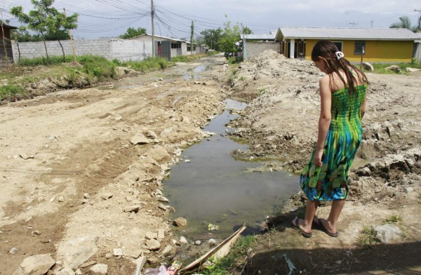 Máquinas dañan calle de la colonia San Juan