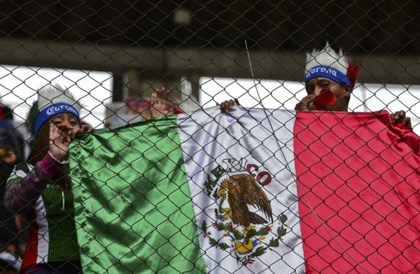 Los aficionados mexicanos llegan por oleadas al Azteca
