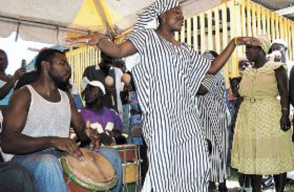 Proyectos de educación y vivienda piden garífunas