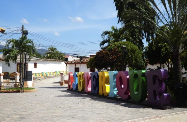 Murales y sombrillas embellecen Ajuterique