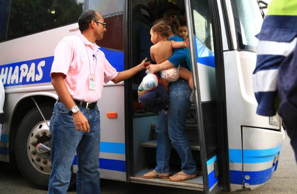 Llegan otros 155 niños deportados de México