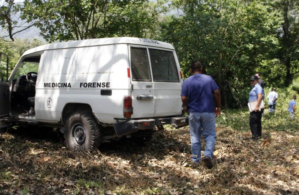 Lo hallan ultimado en un solar baldío