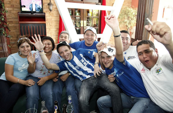 Hondureños alzan su voz: 'Perdimos con dignidad'