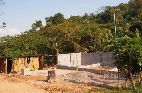 Rifan libro autografiado por Pelé para construir escuela en Honduras