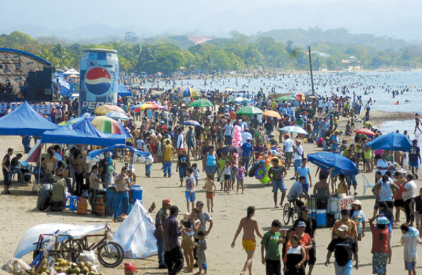 Diversión de altura se vive en playas de Omoa