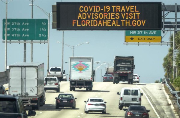 Florida no baja de 10.000 casos nuevos diarios de covid-19 en tres días