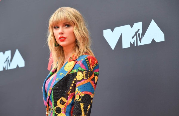 Taylor Swift denuncia amenazas de ejecutivos que le impiden cantar sus propios éxitos