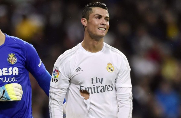 A Cristiano Ronaldo le rompieron la camiseta... ¡y le dieron una de Sergio Ramos!