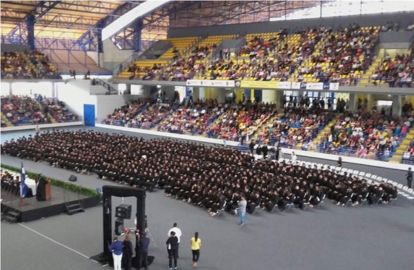 En medio de crisis la Unah gradúa a 695 profesionales