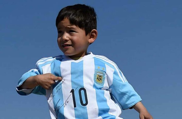 Niño afgano seguidor de Messi dejó su país tras recibir amenazas