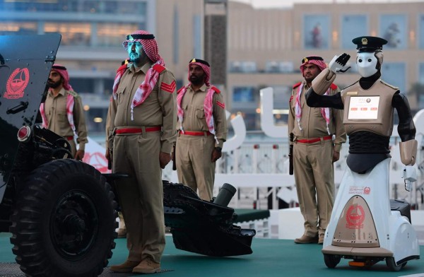 The world's first operational police robot stands at attention as they prepare a military cannon to fire to mark sunset and the end of the fasting day for Muslims observing Ramadan, in Downtown Dubai on May 31, 2017. / AFP PHOTO / GIUSEPPE CACACE