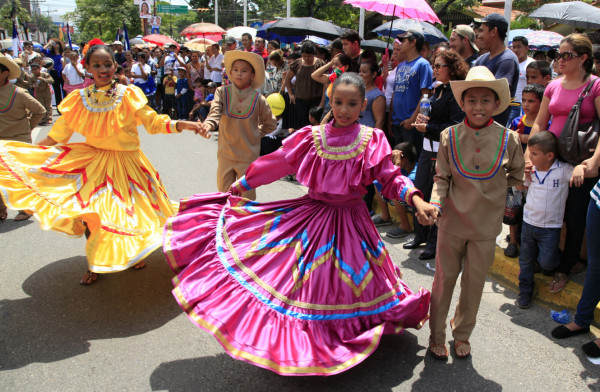 Creatividad y entrega se vive en tributo a la patria