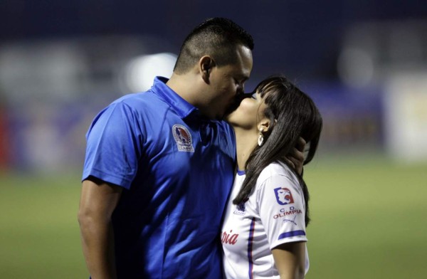 Pareja de olimpistas se compromete en el estadio Nacional