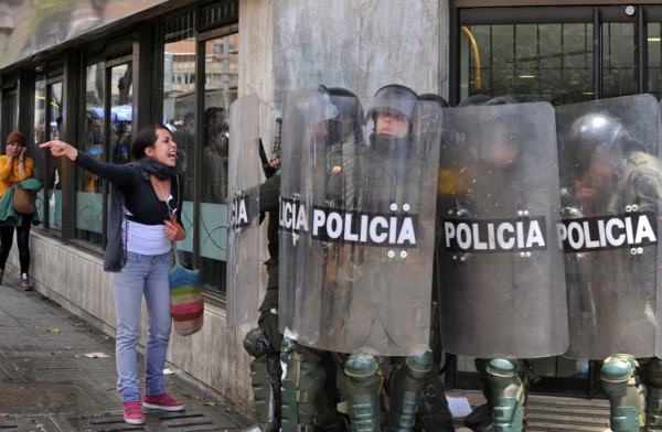 Santos militariza Bogotá, protestas de campesinos dejan dos muertos