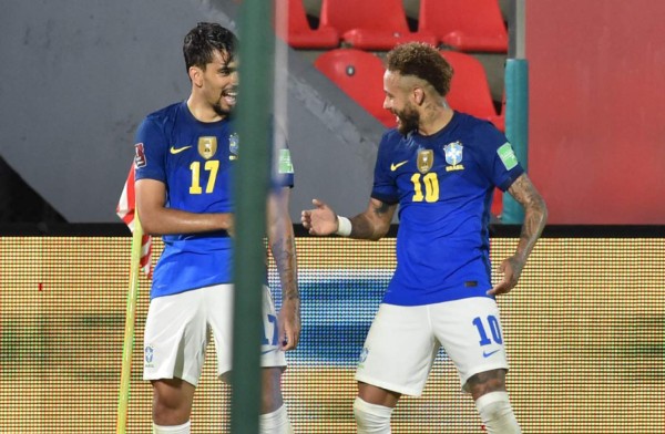 Brazil's Lucas Paqueta (L) celebrates with teammate Neymar after scoring against Paraguay during their South American qualification football match for the FIFA World Cup Qatar 2022 at the Defensores del Chaco Stadium in Asuncion on June 8, 2021. (Photo by NORBERTO DUARTE / AFP)