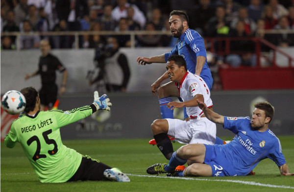 Sevilla propina segunda derrota al Real Madrid en tres días y lo complica
