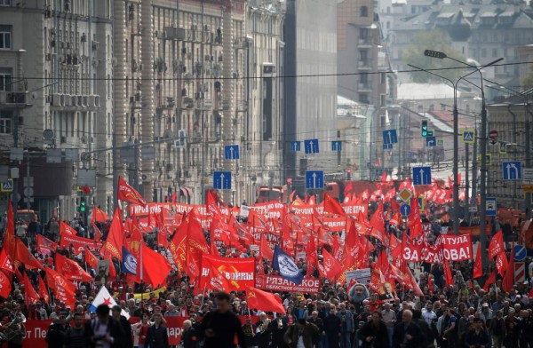 Más de cien mil personas se manifiestan en la Plaza Roja de Moscú