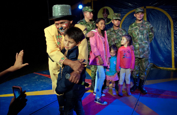 Militares cambian el arte de la guerra por la magia del circo