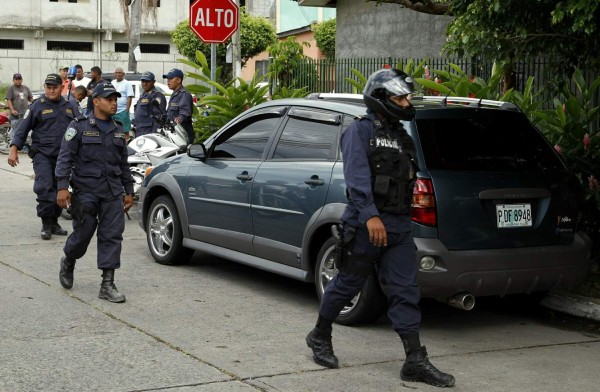 Lo hallan muerto dentro de su carro en La Ceiba