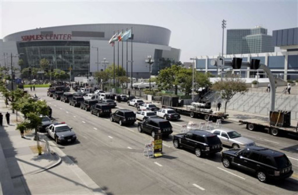 Parientes y famosos rinden homenaje a Jackson