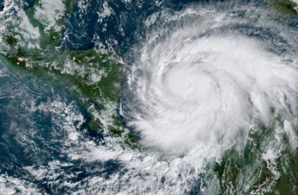 Iota impactará con 'vientos catastróficos' y fuertes lluvias