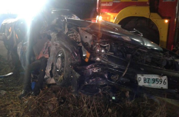 Mueren dos jóvenes tras impactar contra un poste en San Pedro Sula