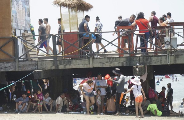 Veraneantes inundan Tela y todas las playas caribeñas