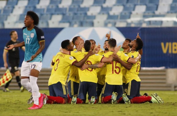 Colombia's footballers celebrate after scoring against Ecuador during the Conmebol Copa America 2021 football tournament group phase match at the Pantanal Arena in Cuiaba, Brazil, on June 13, 2021. (Photo by SILVIO AVILA / AFP)