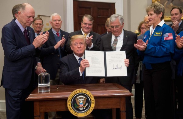 Trump ordena a la Nasa enviar astronautas a la Luna