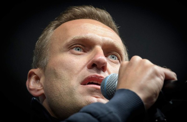 (FILES) This file photo taken on September 29, 2019 shows Russian opposition leader Alexei Navalny delivering a speech during a demonstration in Moscow. - Navalny is unconscious and in intensive care in hospital after apparently being poisoned, his spokeswoman said on August 20, 2020. (Photo by Yuri KADOBNOV / AFP)