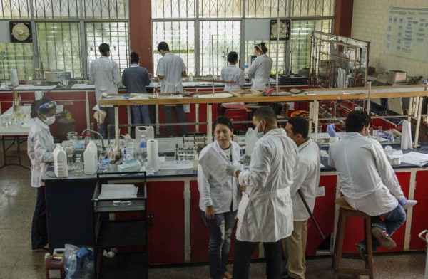 Vuelven las clases a la Unah-vs; director llama a jóvenes a diálogo