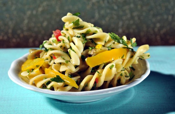 Pasta fría de fusilli y aceitunas