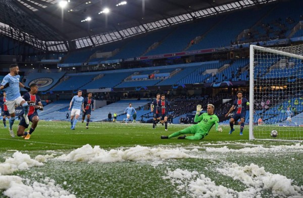 Riyad Mahrez se encargó de anotar el primer gol en el duelo Manchester City vs PSG. Foto EFE.
