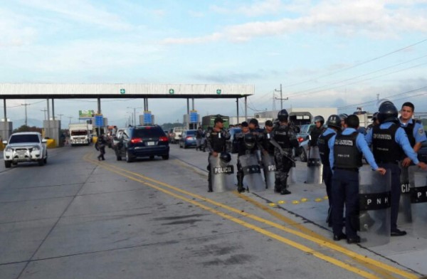 En protesta conductores se resisten a pagar peaje en San Manuel