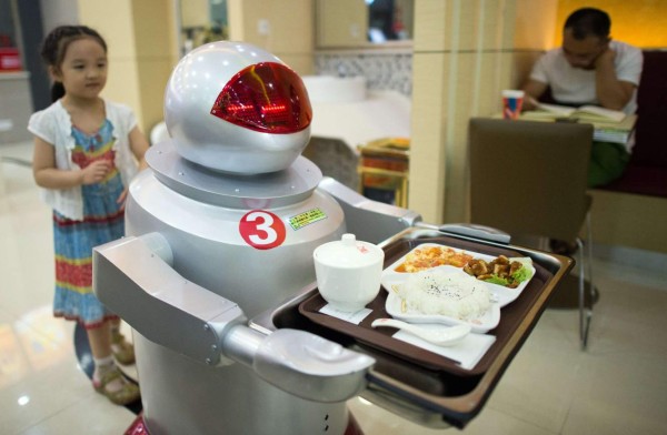 Robots cocinan y sirven comida en restaurantes chinos