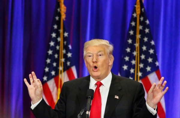 Acusan a Donald Trump de violar a una niña de 13 años