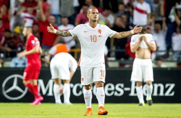 Holanda es goleada por Turquía y complica su pase a la Euro