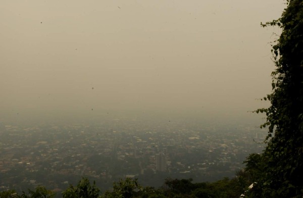 Capa de humo cubre la ciudad y afecta salud de sampedranos