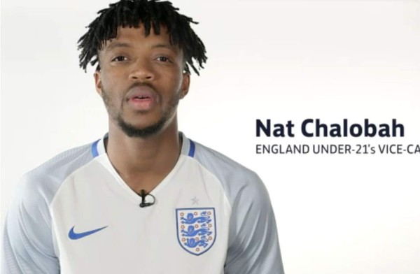 El jugador Nathaniel Chalobah aparece en el video.