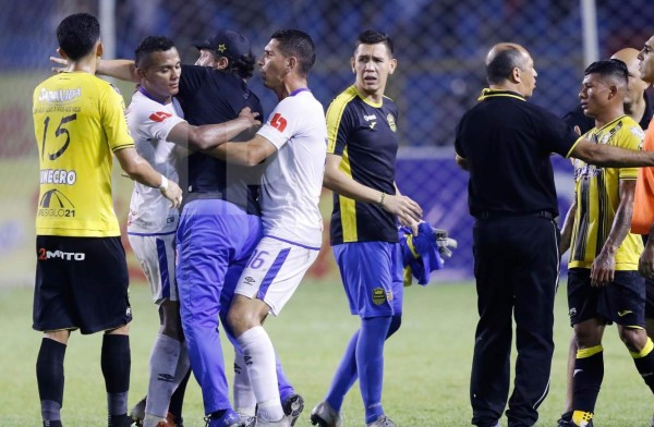 Video: Pedro Troglio se fue expulsado tras la derrota del Olimpia ante Real España