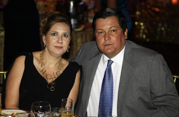 Joel Heyer y Vivian Zúniga se prometen amor en el altar