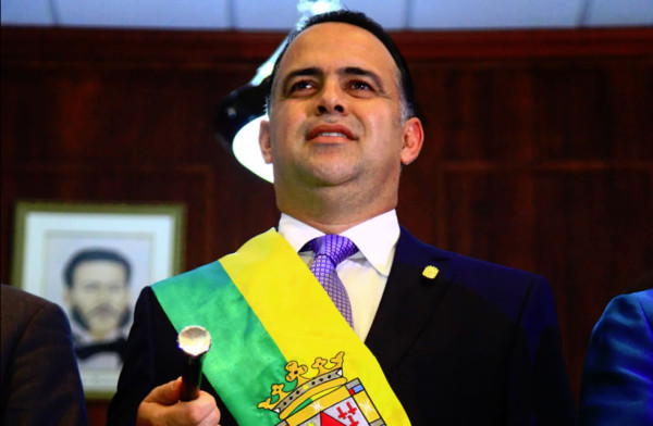 Calidonio recibe la banda y bastón de mando de San Pedro Sula&nbsp;